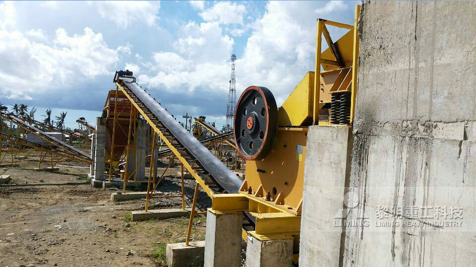 客戶安裝花崗巖破碎設(shè)備現(xiàn)場(chǎng)