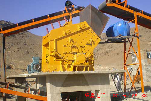 反擊破碎機工作現(xiàn)場