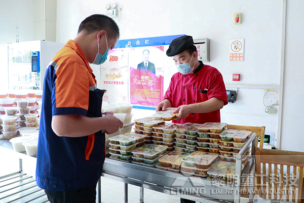 排隊(duì)領(lǐng)餐